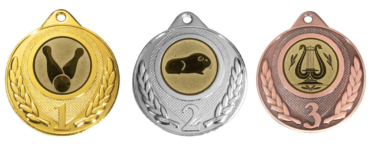 Drei Medaillen Köln 50 mm PK79344g-E25 von POMEKI, die den ersten, zweiten und dritten Platz anzeigen, in den Farben Gold, Silber und Bronze, jeweils verziert mit einem Lorbeerkranz-Design und mit einem zentralen Emblem.