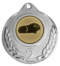 Thumbnail for Eine silber- und goldfarbene Medaille für den zweiten Platz mit einer Gravur eines Meerschweinchens von POMEKI.