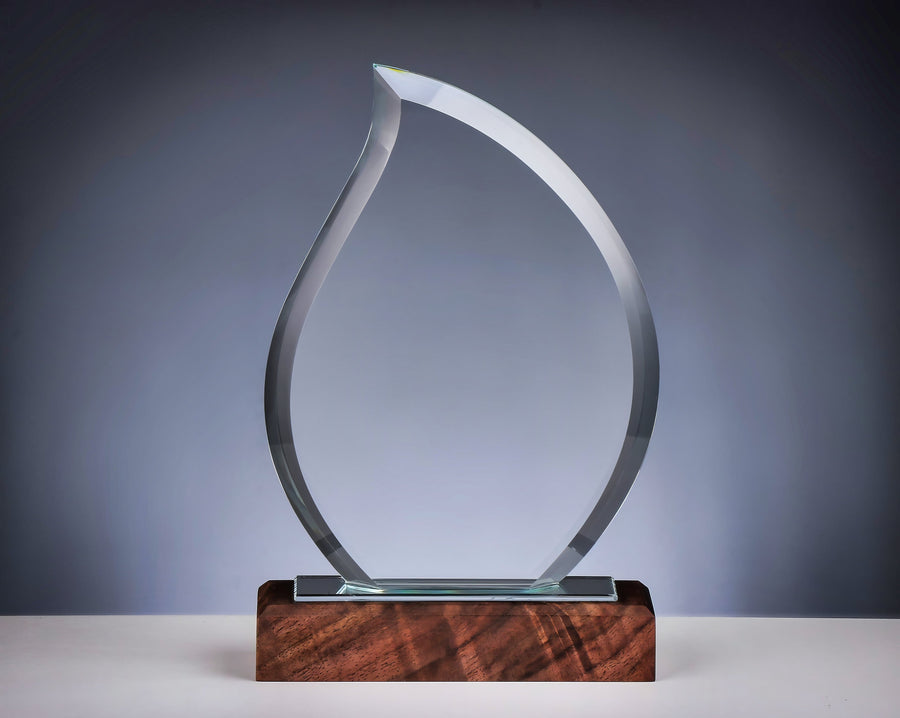 Awards München: Preisverleihung in München mit funkelnder Trophäe, rotem Teppich, prominenten Gästen und glamourösem Ambiente; ausgezeichnet werden Leistungen in Kultur, Film, Musik und Design – unter anderem beim BAMBI, INHORGENTA AWARD und Hotel-Awards, begleitet von Blitzlichtgewitter, Gala-Abend und stilvoller Garderobe.