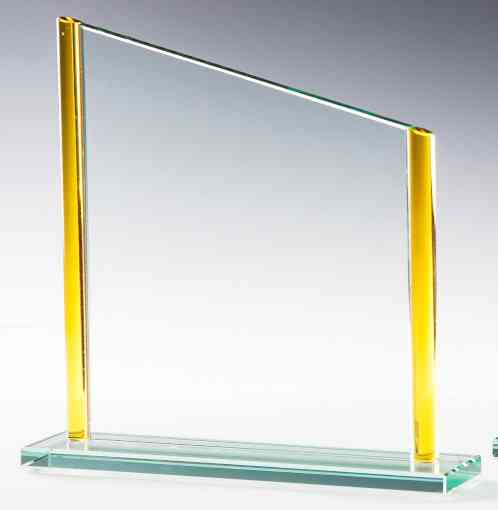 Eine Auszeichnung aus klarem Glas mit einer abgewinkelten Oberkante, getragen von zwei vertikalen gelben Glassäulen auf einem rechteckigen Glasssockel, perfekt für Auszeichnungen Wuppertal 3-er Serie 180 x 180 mm – 220 x 225 mm