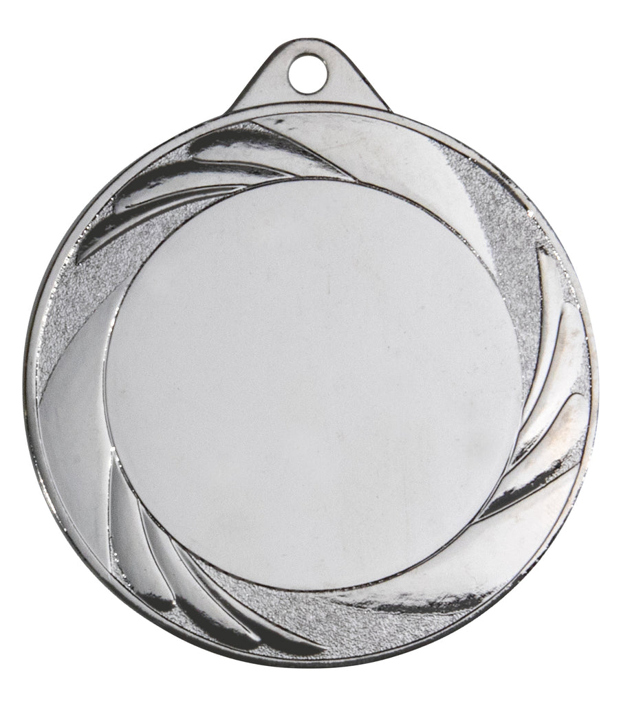 Die Medaillen Karlsruhe 70 mm PK79323g-E50 haben eine leere runde Mitte, ein exklusives Design mit einem dekorativen Wirbelmuster an den Rändern und ein kleines Loch an der Oberseite zur Befestigung. Dieses exquisite Stück gehört zur Pomeki-Kollektion von Medaillen.