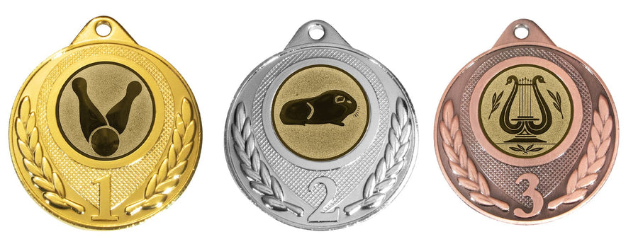 Medaillen Köln - Drei Medaillen Köln 50 mm PK79344g-E25 von POMEKI, die den ersten, zweiten und dritten Platz anzeigen, in den Farben Gold, Silber und Bronze, jeweils verziert mit einem Lorbeerkranz-Design und mit einem zentralen Emblem.
