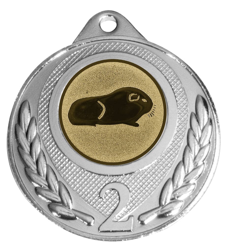 Medaillen Köln - Eine silber- und goldfarbene Medaille für den zweiten Platz mit einer Gravur eines Meerschweinchens von POMEKI.