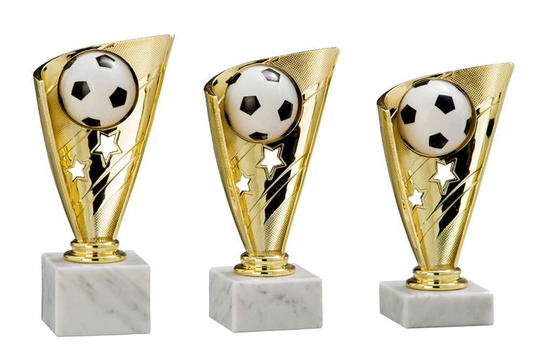 Drei Trophäen der 3er Serie Fußball 150 mm – 170 mm mit Fußbällen und Sternen, ausgestellt auf Marmorsockeln, isoliert auf weißem Hintergrund, gefertigt aus hochwertigem Material.