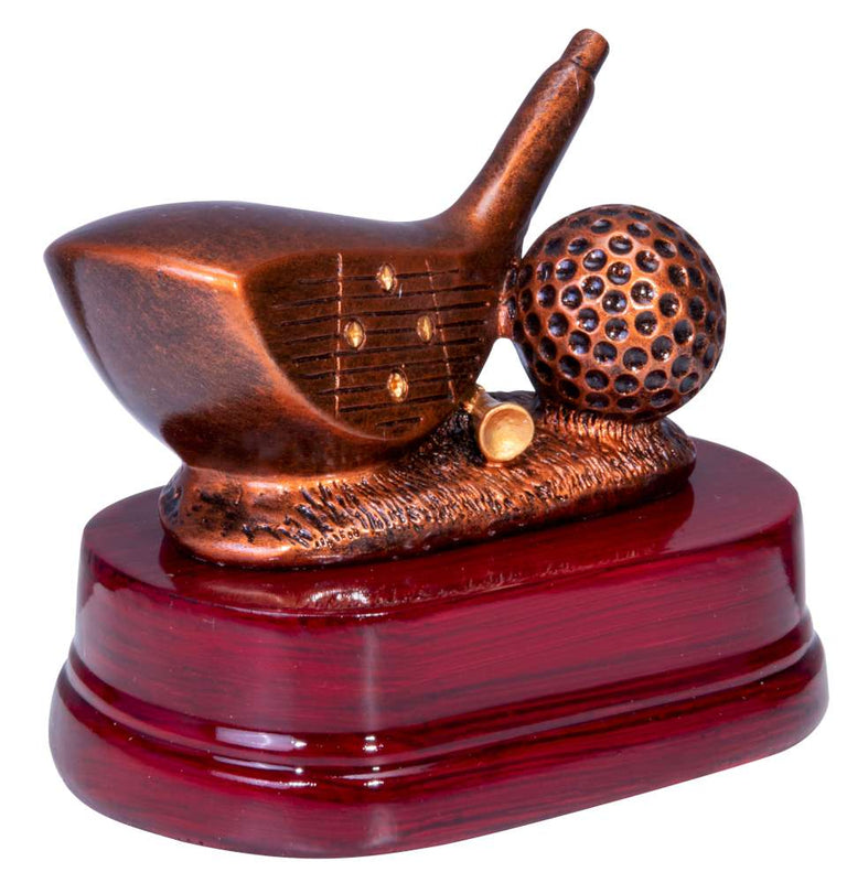 Bronzefarbener Golfschläger-Kopf mit Golfball und Tee auf rotbraunem Holzsockel. Trophäe Golf Driver 110x130 mm von POMEKI.