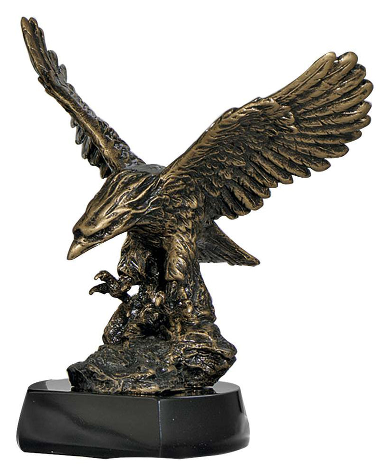 Eine bronzene Adlerfigur mit ausgebreiteten Flügeln, die auf einem schwarzen Sockel thront und bereit ist, auf einer felsigen Oberfläche zu landen – ein perfekter Siegersadler der 3er Serie 205 x 190 mm – 300 x 310 mm für jede Leistung.