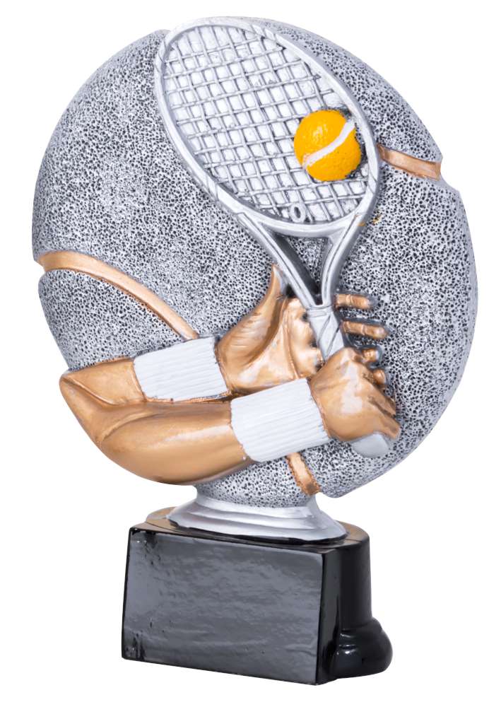 Eine silberne 3er Serie Tennis 160 mm – 200 mm, die verschränkte Arme zeigt, die einen Tennisschläger halten, der einen gelben Tennisball schlägt, montiert auf einem schwarzen Sockel.