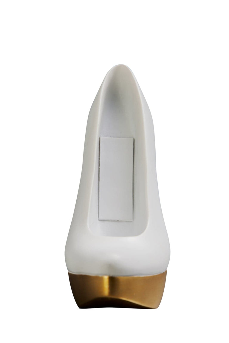 Die Trophäe Sonstiges 160 mm ist ein weißer Stöckelschuh mit goldenem Plateau, Vorderansicht auf schlichtem weißem Grund - ein ideales stilvolles Geschenk oder einzigartiger Ehrenpreis.