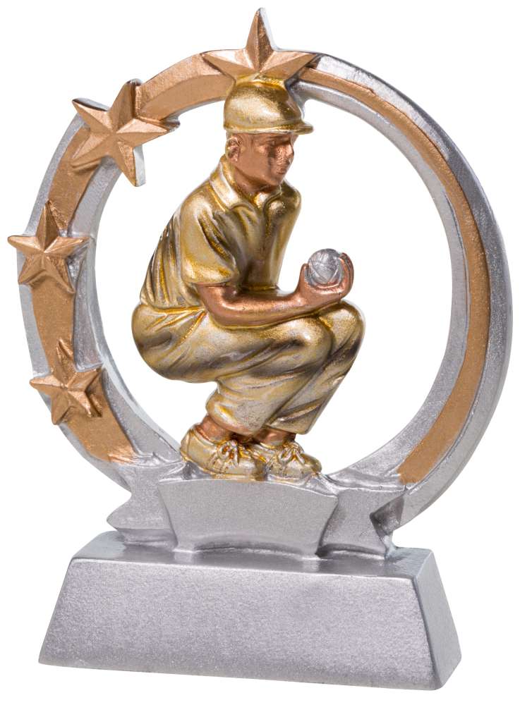 Trophäenkugel 125 mm PK739347-62593 zeigt einen Baseballspieler mit Mütze und Uniform, der sitzt und einen Baseball hält, umgeben von einem Ring aus Sternen, gefertigt aus hochwertigem Material.