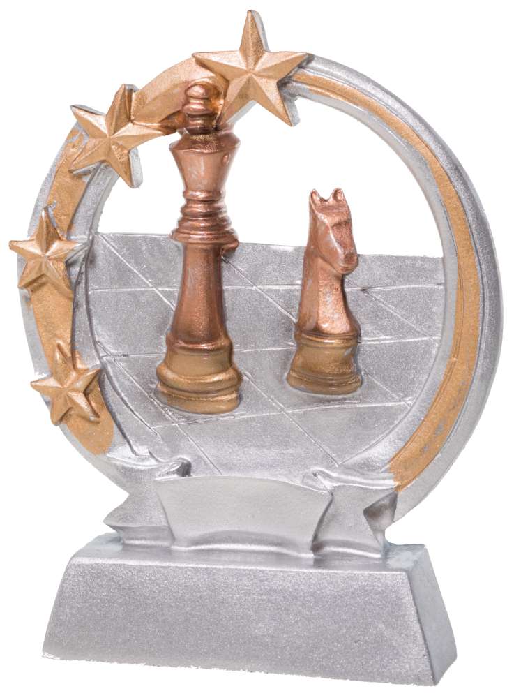 Silberne Rundtrophäe mit Schachbrett, kupferfarbenem König und Springer sowie mehreren goldenen Sternen im Bogen, auf rechteckigem Sockel. Trophäe Schach 125 mm von POMEKI.