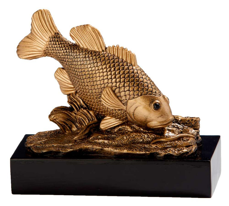 Eine detaillierte Fischskulptur aus Bronze, gefertigt aus hochwertigem Material, sitzt auf einem schwarzen rechteckigen Sockel und zeigt einen Fisch, der über eine strukturierte Oberfläche schwimmt – ein echter Trophäenfisch 157 mm mit exklusivem Design.