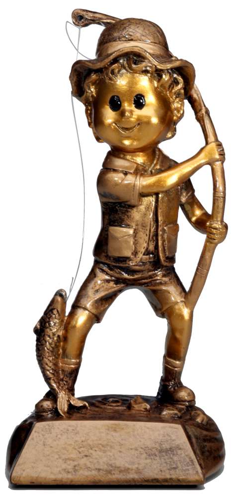 Eine goldene Figur eines Kindes in einem Anglerkostüm, das eine Angelrute mit einem kleinen Fisch am Ende hält und auf einem flachen Sockel steht, gefertigt aus hochwertigem Material. Dieser Trophäenangler 160 mm besticht durch ein einzigartiges Design, das garantiert Aufmerksamkeit erregt.