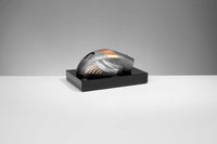 Thumbnail for Ein skulpturales Objekt, das einer futuristischen Maus in metallischen Bronze- und Silbertönen ähnelt und auf einem schwarzen rechteckigen Sockel präsentiert wird, ergibt eine elegante Trophäe Computer Maus 70 mm x 150 mm PK739678-62593-E25.