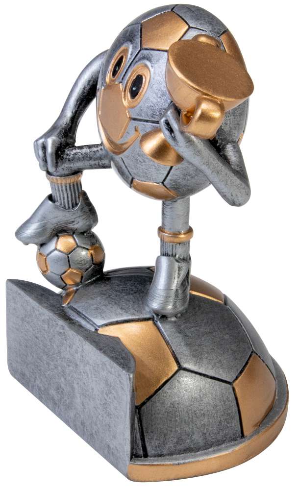 Eine 3-er Serie Fußball Kinder 88 mm – 125 mm PK739710-3 aus hochwertigem Material, die eine cartoonartige Figur beim Fußballspielen zeigt, wobei die Figur einen Fußball auf dem Fuß balanciert.