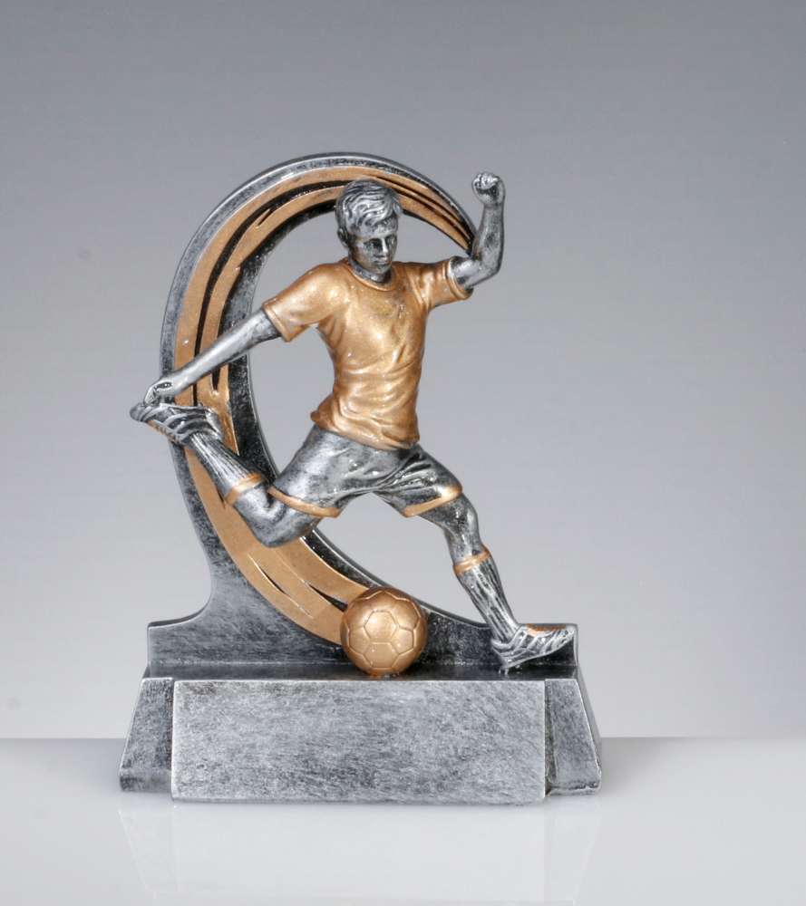 Skulptur eines männlichen Fußballspielers beim Schuss, gefertigt aus Trophäe Fussball 125 mm PK739741-62593, mit einem Metallic-Finish in Gold- und Silbertönen vor einem grauen Hintergrund.