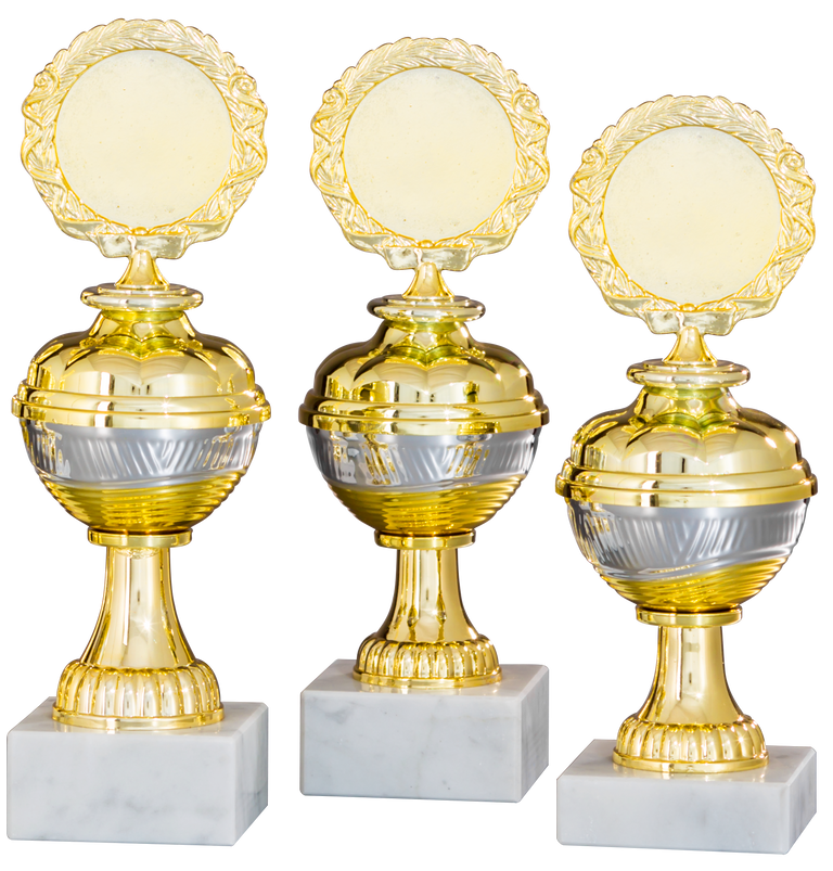 Drei elegante Trophäen der Pokale Troisdorf 3-er Pokalserie 208 mm – 228 mm mit runden Spitzen, ausgestellt auf weißen Marmorsockeln.