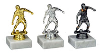 Thumbnail for Drei Fußballfiguren der 3er-Serie 120 mm PK759850-3 von Fußballspielern in den Farben Gold, Silber und Bronze, jeweils auf einem Sockel aus weißem Marmor stehend und aus hochwertigem Material mit exklusivem Design gefertigt.