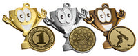 Thumbnail for Eine Reihe skurriler animierter Medaillen Bremen 42 x 46 mm PK79146g-E25 mit fröhlichen Gesichtern in Gold, Silber und Bronze, die anthropomorphe Merkmale und verschiedene Embleme aufweisen.