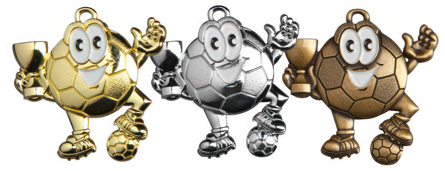 Drei Fußball-Medaillen Gelsenkirchen 47 x 44 mm PK79147 in Form animierter Fußbälle mit lächelnden Gesichtern und Trophäen, in den Farben Gold, Silber und Bronze, mit einem Fuß auf einem Fußball stehend, mit exklusivem Design.