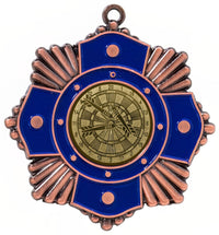 Thumbnail for Ein Medaillen Herne 65 mm PK79190g-E25 mit exklusivem Design in Blau und Bronze verfügt über ein zentrales rundes Zifferblatt mit verschiedenen zeitbezogenen Markierungen. Das aufwendige umgebende Design aus hochwertigem Material besticht durch ein geripptes und sternförmiges Muster.