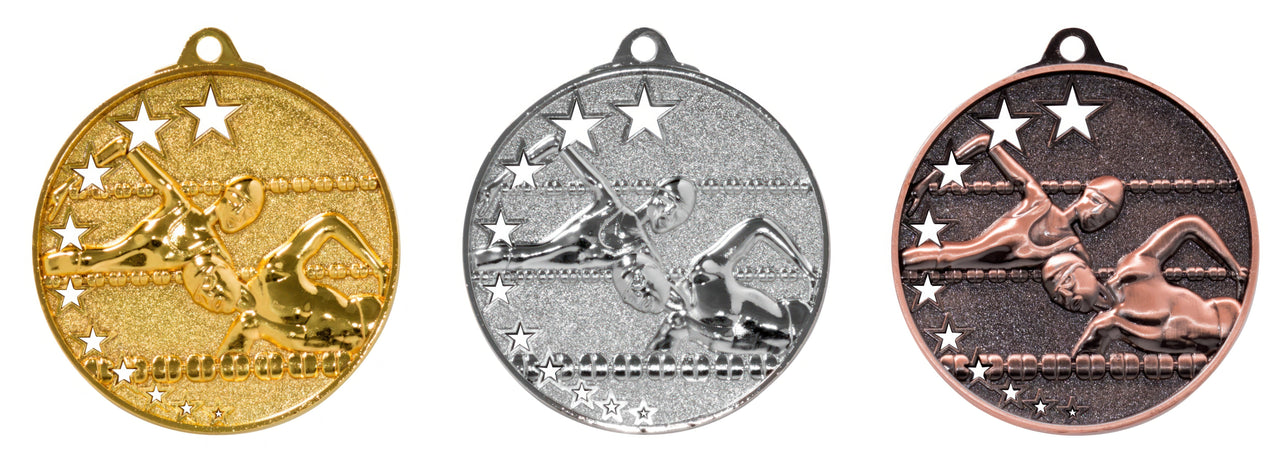 Drei Schwimmen-Medaillen Halle 52 mm PK79224 in Gold, Silber und Bronze, jeweils mit geprägter Turnerin und Sternen, an der Spitze sind Bänder angebracht.