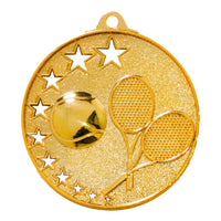 Thumbnail for Eine runde Goldmedaille mit einem Tennisball und zwei gekreuzten Tennisschlägern mit Sternen am Rand. Sie weist ein exklusives Design auf und ist aus hochwertigem Material gefertigt: die Tennis-Medaillen Magdeburg 52 mm PK79237.