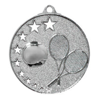 Thumbnail for Die Tennis Medaillen Magdeburg 52 mm PK79237 sind eine silberne Tennismedaille mit einem Tennisball, zwei gekreuzten Tennisschlägern und mehreren Sternen auf einem glitzernden Hintergrund, gefertigt aus hochwertigem Material für ein exklusives Design.