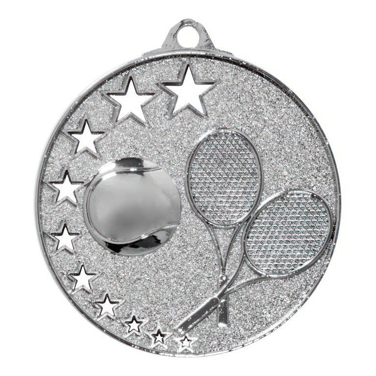 Die Tennis Medaillen Magdeburg 52 mm sind eine silberne Tennismedaille mit einem Tennisball, zwei gekreuzten Tennisschlägern und mehreren Sternen auf einem glitzernden Hintergrund, gefertigt aus hochwertigem Material für ein exklusives Design.