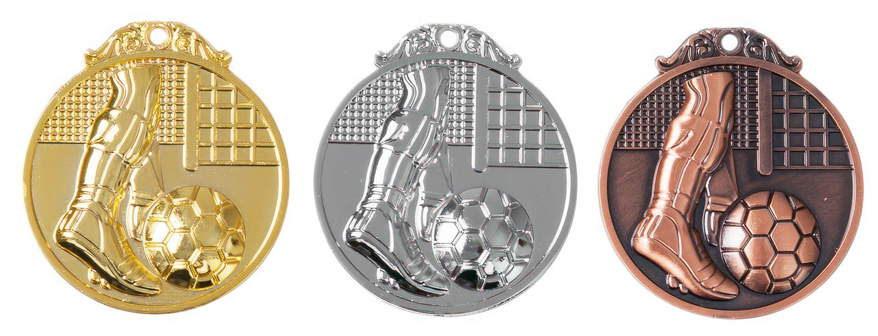 Drei Fußballer-Medaillen Hamm 45 mm PK79257 mit Fußballmotiven in Gold, Silber und Bronze, jeweils mit einem Reliefdesign eines Fußballs und eines Spielerschuhs.