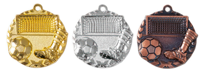 Es werden drei runde Medaillen gezeigt: Gold, Silber und Bronze. Jede Fußballtor mit Ball Medaillen Saarbrücken 47 mm zeigt einen Fußball, ein Fußballtor und einen Schuh, der den Ball kickt. Diese aus hochwertigem Material gefertigten Medaillen zeichnen sich durch ein exklusives Design aus, das sie von anderen abhebt.