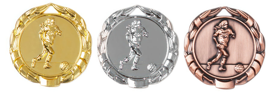 Drei Frauenfußball-Medaillen Kiel 40 mm PK79268: Gold, Silber und Bronze, jeweils mit dem in der Mitte eingravierten Bild einer Fußballspielerin, die einen Ball kickt. Sie weisen ein exklusives Design auf und sind aus hochwertigem Material gefertigt.