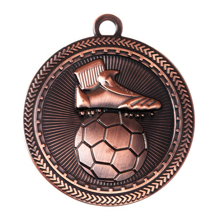 Ein Fußballschuh mit Ball Medaillen Mainz 70 mm mit einem exklusiven Design, das einen Fußballschuh und einen Ball darstellt, umgeben von einem kreisförmig gemusterten Rand.
