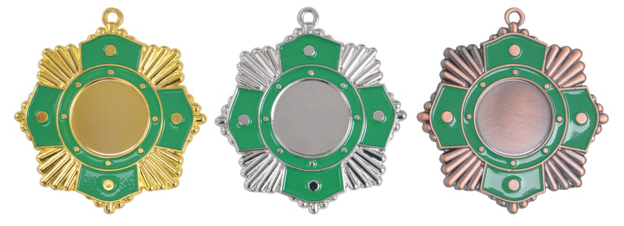 Drei Medaillen Solingen 65 mm PK79289g-E25 werden nebeneinander ausgestellt: eine goldene, eine silberne und eine bronzene. Jede Medaille weist ein exklusives Design mit einem grünen kreuzförmigen Muster in der Mitte auf. Diese aus hochwertigem Material gefertigten Medaillen strahlen Eleganz und Prestige aus.