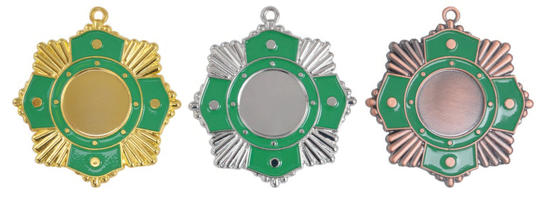 Drei Medaillen Solingen 65 mm werden nebeneinander ausgestellt: eine goldene, eine silberne und eine bronzene. Jede Medaille weist ein exklusives Design mit einem grünen kreuzförmigen Muster in der Mitte auf. Diese aus hochwertigem Material gefertigten Medaillen strahlen Eleganz und Prestige aus.