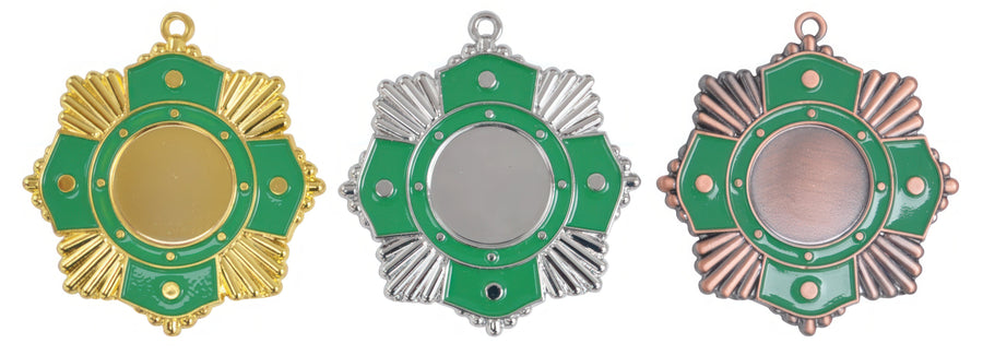 Drei Medaillen Solingen 65 mm PK79289g-E25 werden nebeneinander ausgestellt: eine goldene, eine silberne und eine bronzene. Jede Medaille weist ein exklusives Design mit einem grünen kreuzförmigen Muster in der Mitte auf. Diese aus hochwertigem Material gefertigten Medaillen strahlen Eleganz und Prestige aus.