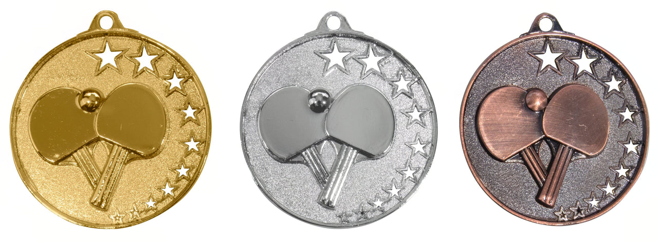 Drei Tischtennis-Medaillen Freiburg 50 mm PK79317 in Gold-, Silber- und Bronze-Farben, jeweils mit geprägten Ping-Pong-Schlägern und Sternen von POMEKI.