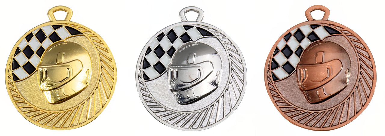 Drei runde Motorsport-Medaillen Aachen 50 mm PK79321 in Gold, Silber und Bronze mit Helm- und Zielflaggen-Design, mit exklusivem Design aus hochwertigem Material.