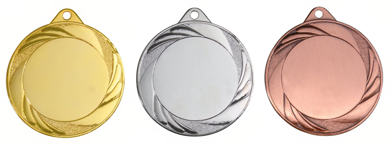 Drei leere Medaillen Medaillen Karlsruhe 70 mm PK79323g-E50 in Gold-, Silber- und Bronze-Farben als Auszeichnung isoliert auf einem weißen Hintergrund. Markenname: POMEKI