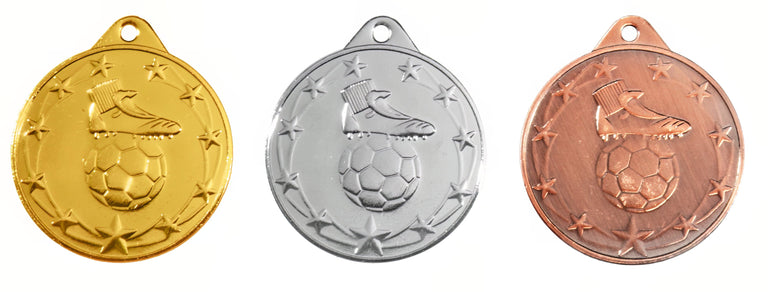 Drei Fußballschuh-Medaillen mit Ball von Krefeld 50 mm in den Farben Gold, Silber und Bronze mit Fußballmotiven, jeweils mit einem Fußball- und einem Schuhdesign, umgeben von Sternen.
