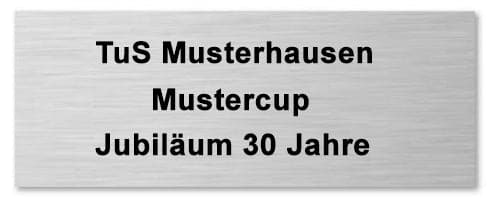 Gravurschilder in der Farbe Silber 34 x 14 mm – 130 x 81 mm PK7200 mit der Gravur „tus musterhausen muster cup jubiläum 30 jahre“ zur Erinnerung an ein 30-jähriges Jubiläumsereignis.