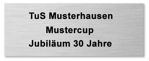 Gravurschilder in der Farbe Silber 34 x 14 mm – 130 x 81 mm mit der Gravur „tus musterhausen muster cup jubiläum 30 jahre“ zur Erinnerung an ein 30-jähriges Jubiläumsereignis.