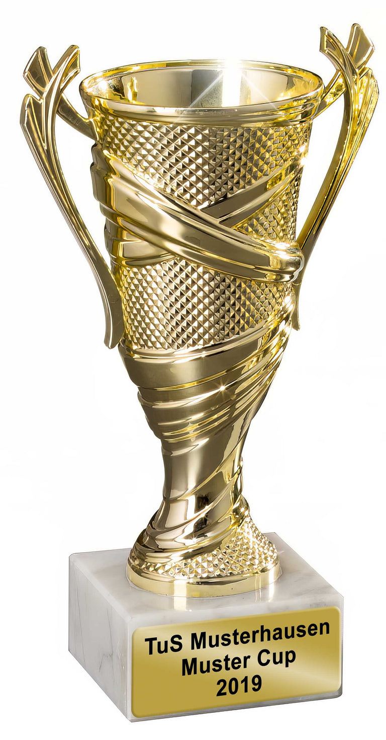 Pokale Berlin : 3er-Serie Trophäen mit der Aufschrift „TuS Musterhausen Muster Cup 2019“ auf einem weißen Marmorsockel, der die exquisite Handwerkskunst hochwertiger Trophäen zeigt.
