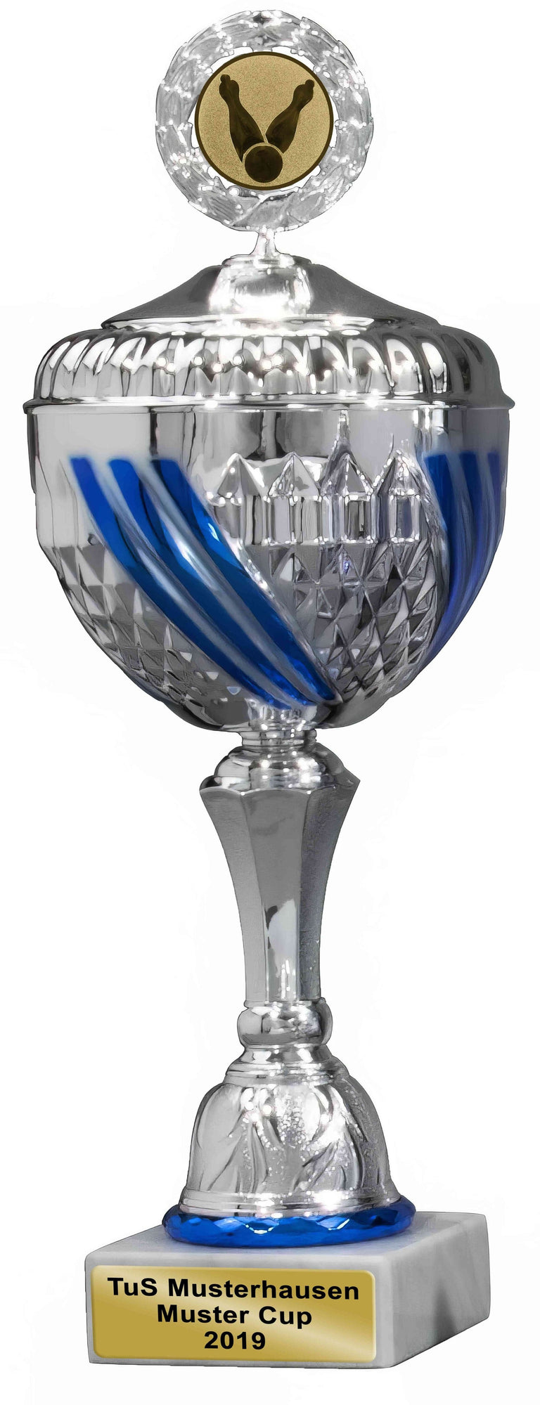Ein silberner Pokal Salzgitter 8-er Pokalserie mit Deckel 285 mm – 400 mm mit blauen Akzenten und goldenem Emblem oben, Aufschrift „TuS Musterhausen Muster Cup 2019“ am Boden. Von POMEKI.