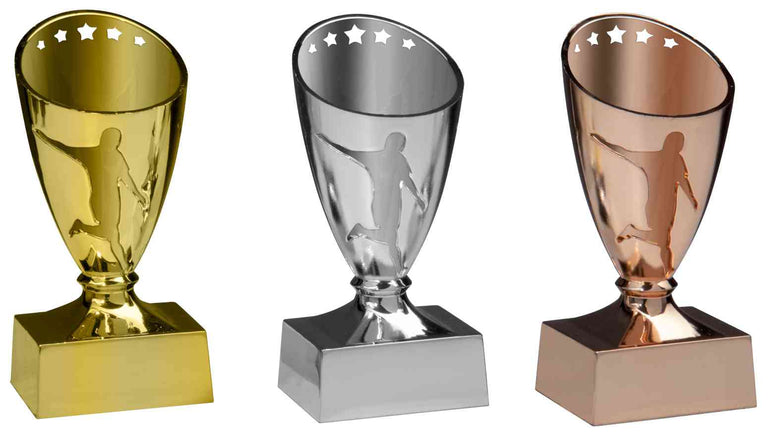Drei 3er-Serie Fußball 120 mm in Gold, Silber und Bronze, jede mit einem Fußballspieler-Silhouette und Sternenausschnitten, aus hochwertigem Material.