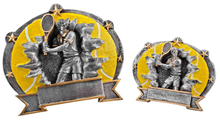 Zwei silberne Tennis-Plaketten in zwei Größen mit Spieler und Schläger vor gelbem Ball, Sternen und leerem Gravurband. 2-er Serie Tennis Herren von POMEKI.