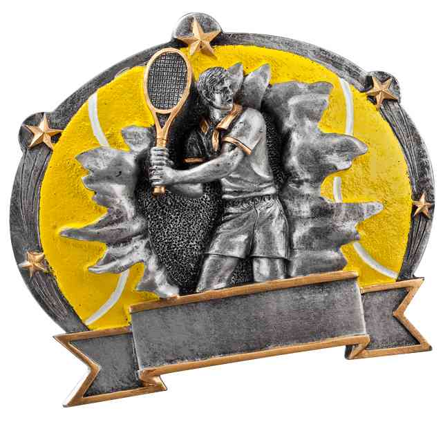 Die 2-er Serie Tennis Herren 114x142 mm – 170x206 mm zeigt eine Trophäe, die einen Tennisspieler mitten im Schwung mit einem Schläger zeigt, vor einem gelb-grauen Hintergrund, der an den Rändern mit Sternen geschmückt ist, und hat unten ein leeres Band, was sie ideal macht, um die Auszeichnung eines Gewinners zu würdigen.