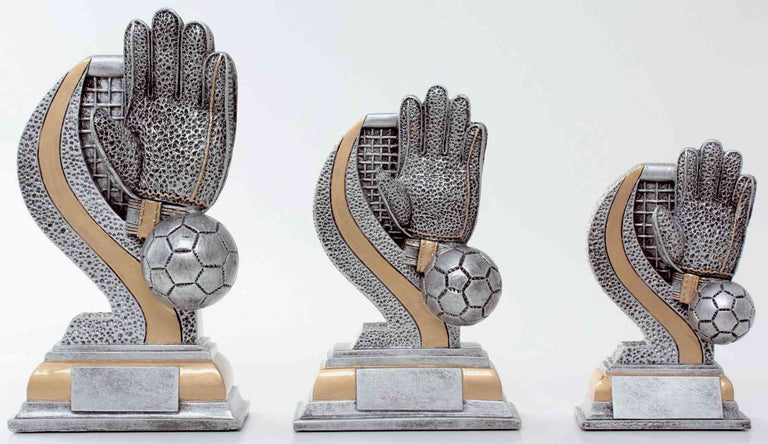 Drei silber-goldene Trophäen in absteigender Größe mit Torwarthandschuh, Fußball und Tornetz. 3-er Serie Torwart Handschuh 135 mm - 201 mm von POMEKI.