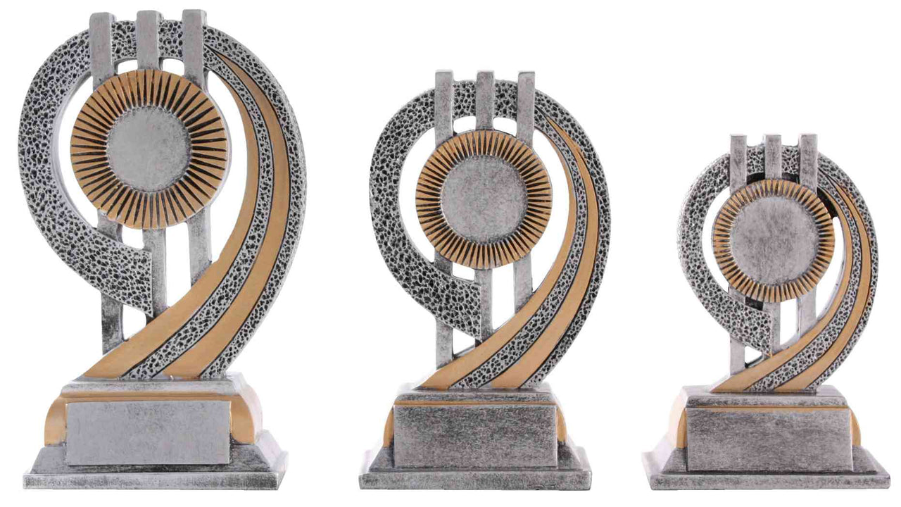 Drei moderne, aus Stein und Metall gefertigte POMEKI Trophäen mit kreisförmigen Designs in unterschiedlichen Größen vor einem weißen Hintergrund.