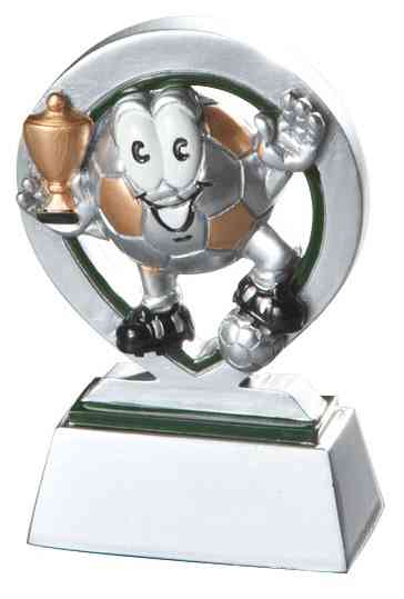 Lächelnde Comicfigur mit Fußballkopf hält einen goldenen Pokal, im runden Rahmen auf hellem Sockel. 2-er Serie Fussball Kinder 88 mm - 108 mm von POMEKI.
