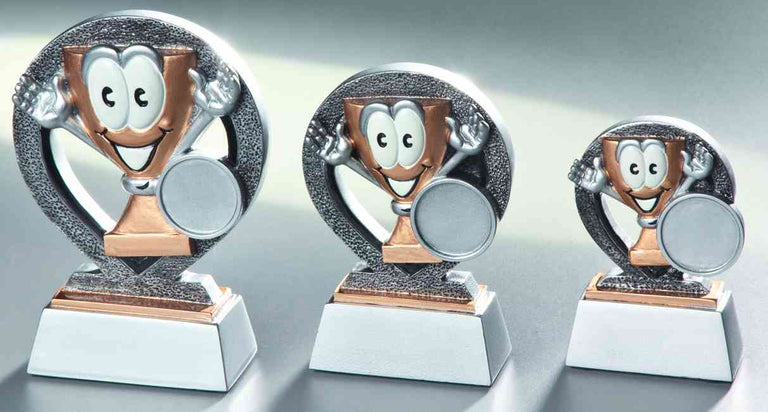 Drei lächelnde Comic-Pokalfiguren in rundem Rahmen mit leerem Emblemfeld auf hellen Sockeln. 3-er Serie Sonstiges 87 mm - 125 mm von POMEKI.